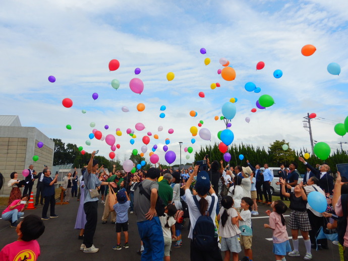 風船を空に飛ばす人々