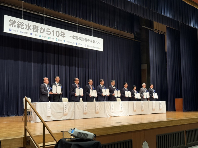 ステージに立つ市長