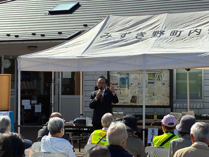 みずき野敬老行事で挨拶をする市長