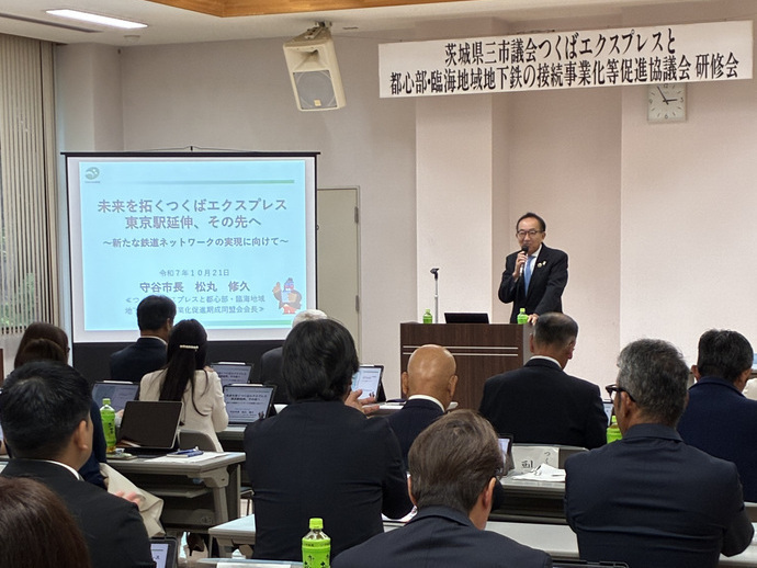 みずき野敬老行事で挨拶をする市長