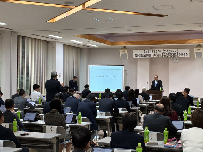 ステージをみるお祭りの参加者