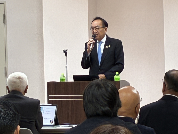 講演を行う市長