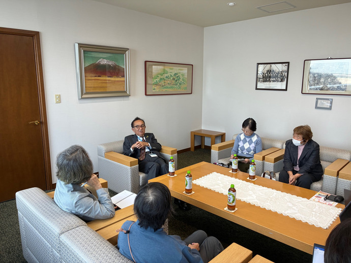 図書館を考える会と意見交換をする市長