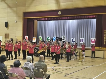 愛宕中学校の演奏の様子