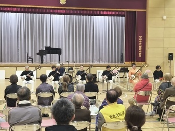 民謡の方が三味線で演奏している様子