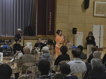 小笠原 千亜妃さんが歌っている様子