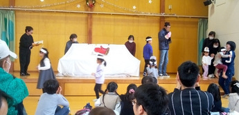 おはなしまつぼっくりによる寸劇の様子