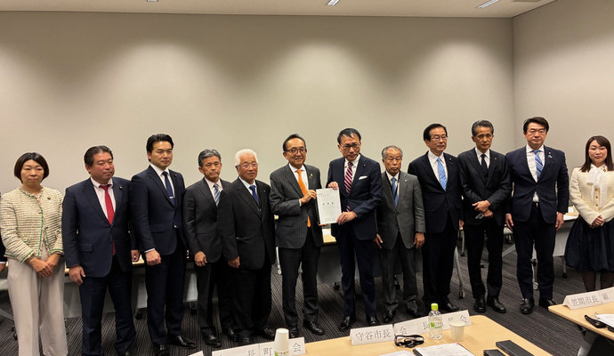 要望書を提出する市長