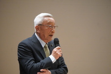 挨拶をする寺田議長