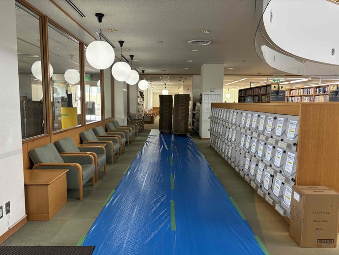 一般フロアに敷かれたブルーシート。図書資料の搬出準備中の写真