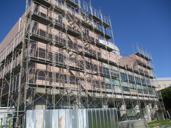 図書館の改修工事のため、設置された足場の写真