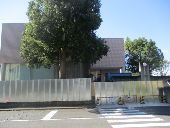 図書館の工事現場を囲む仮囲いの写真