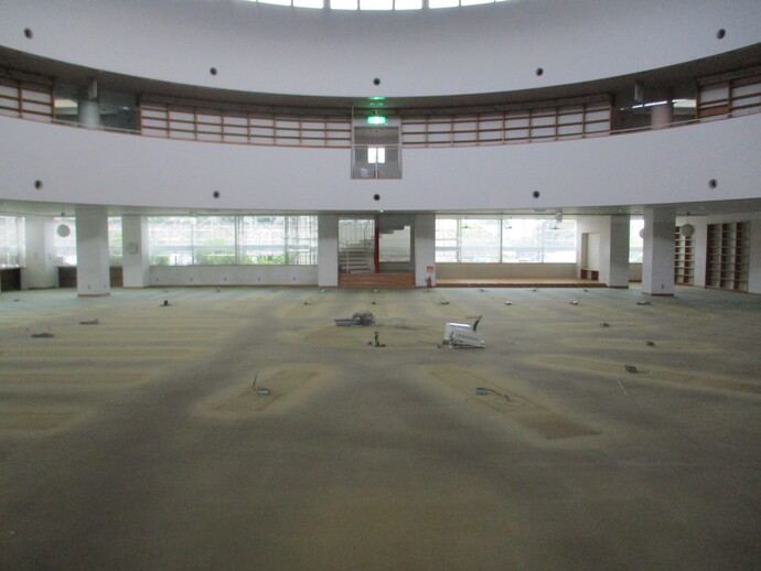 一般フロアから書架が撤去された写真