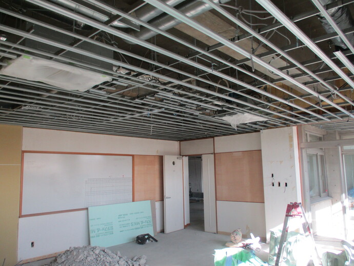 家具が撤去された工事中の事務室