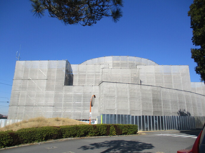 図書館全体がシートで覆われている様子