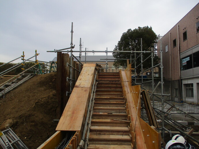 まだ手すりや仕上げ材が取り付けられておらず、むき出しの木材の骨組み