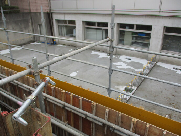 コンクリートの強固な土台が完成し、上部構造の工事を始める様子