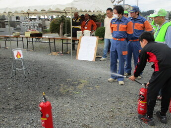 水消火器を的に向けて放水している様子