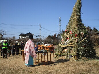 神主さんが祈祷している様子