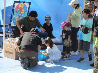 祭りを楽しんでいる様子