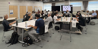 ミーティングで話し合う参加者