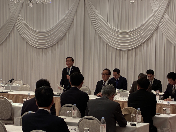 市長会に出席する市長