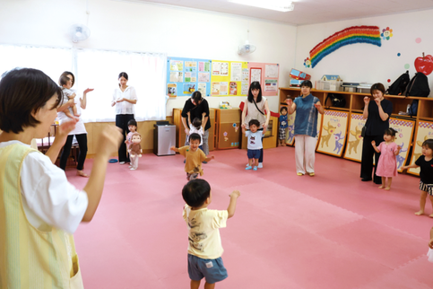 子どもが集まって遊んでいる様子