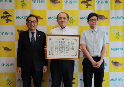 虎昭産業と市長の写真