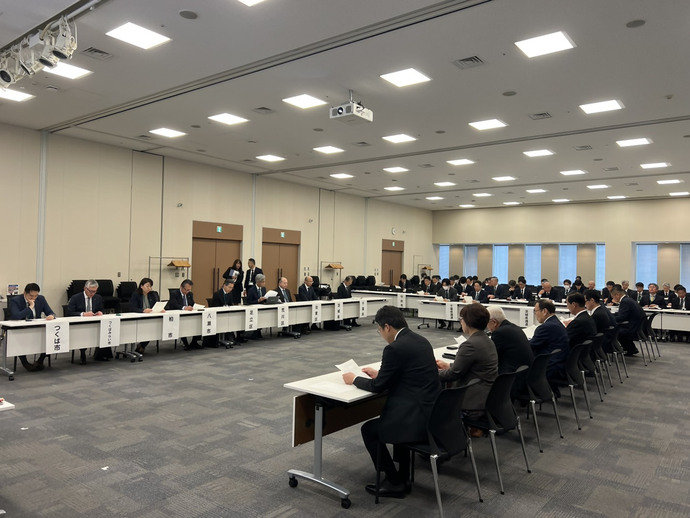 会議室で椅子に座る参加者