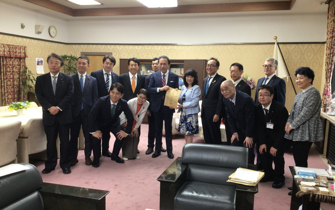 片山大臣に要望書を提出するつくばエクスプレス利用・建設促進議員連盟