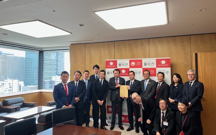 観光庁に要望書を提出するつくばエクスプレス利用・建設促進議員連盟