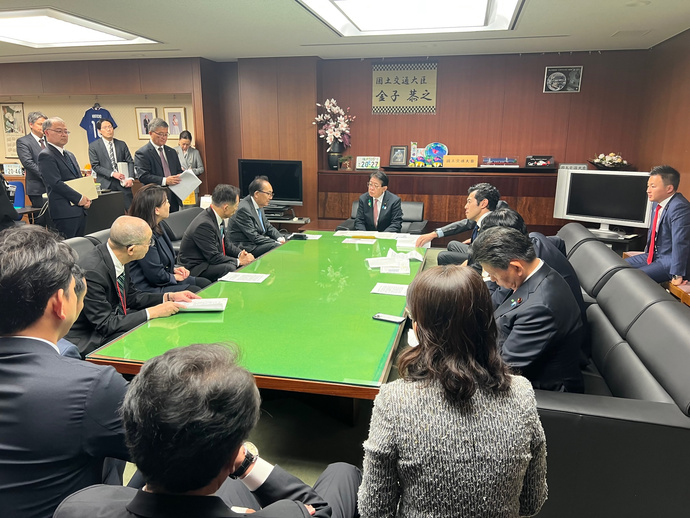 金子大臣と打ち合わせをするつくばエクスプレス利用・建設促進議員連盟