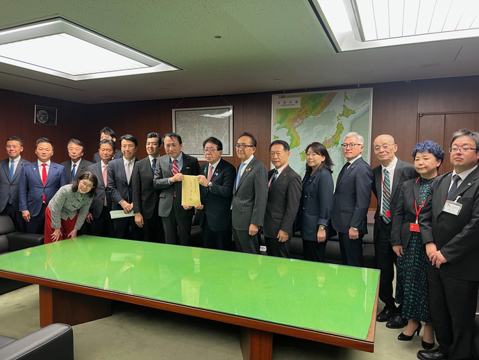金子大臣に要望書を提出するつくばエクスプレス利用・建設促進議員連盟