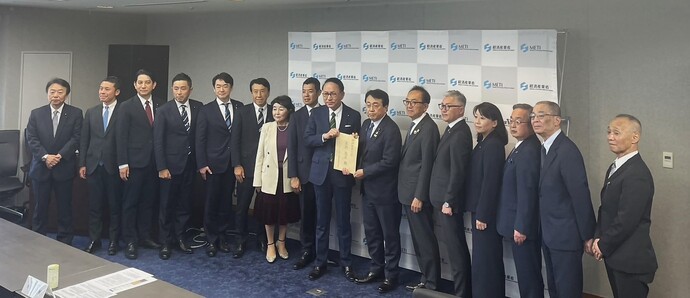 経済産業大臣に書類を渡すつくばエクスプレス利用建設促進議員連盟