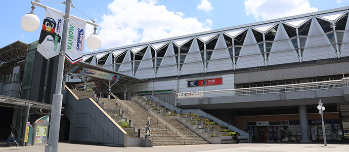 写真 守谷駅前ひろばつくばエクスプレスのホームが奥に高架が見える