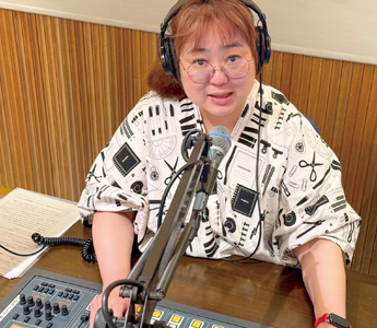 ラジオパーソナリティのお仕事中のふじいなおみさん