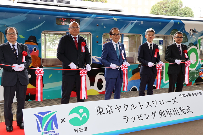 （左から）関東鉄道 登嶋社長、守谷市議会 田中議員、守谷市 松丸市長、ヤクルト本社 石黒理事、ヤクルト球団 藤田取締役
