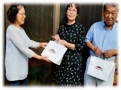 敬老記念品贈呈の様子
