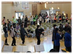 守谷音頭を踊っている様子