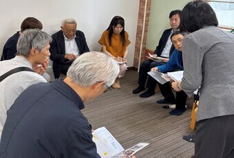 守谷駅親子ふれあいルーム現地視察する議員