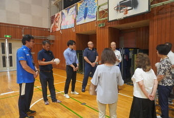 守谷RUSH（市初の認定地域クラブ）を視察する議員の様子