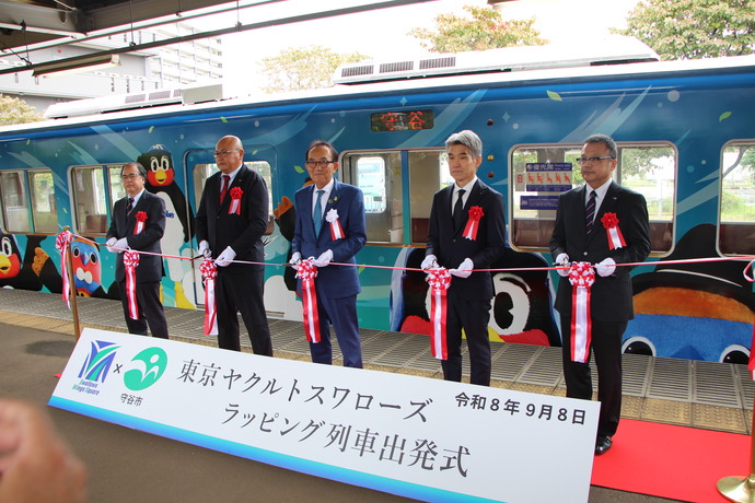テープカットをする市長