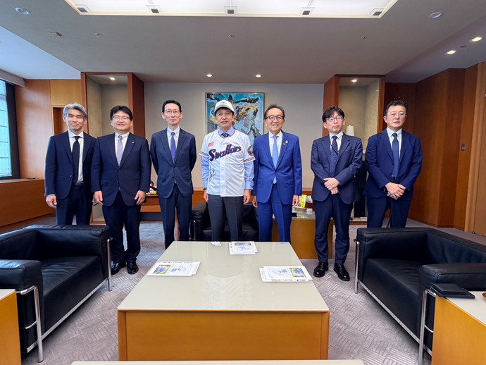 記念写真を撮る市長と知事