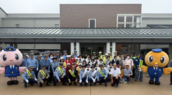 交通安全運動キャンペーンに参加する市長