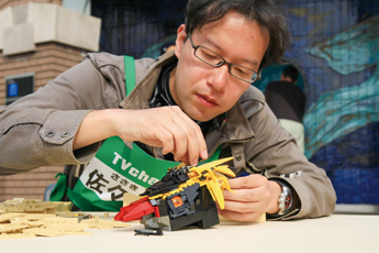 佐々木さんがレゴでイワトビペンギンの頭部を制作中の様子